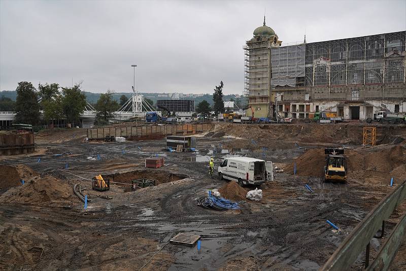 Stavební jáma levého křídla Průmyslového paláce.