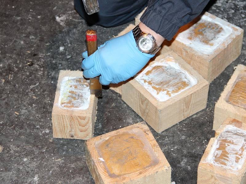 Celníci odhalili 182 kilogramů heroinu za tři čtvrtě miliardy korun.