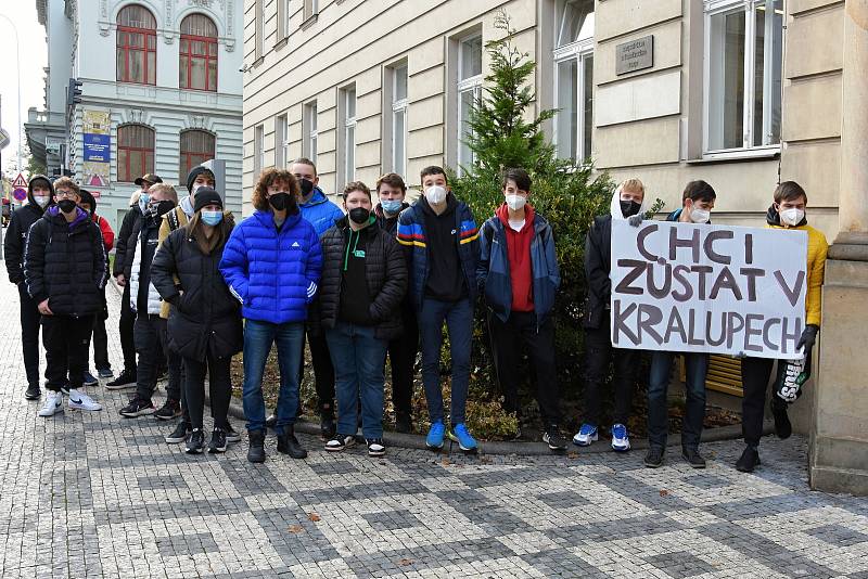 Demonstrace proti zrušení kralupské střední odborné školy a učiliště před budovou Krajského úřadu Středočeského kraje na pražském Smíchově.