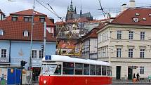 Historická tramvaj Tatra T1 vyjela v Praze na lince číslo 2 do běžného provozu.