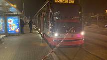 Napadení v tramvaji v Českomoravské ulici.