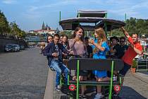 Pivní vozítka v Praze způsobují bouřlivé debaty