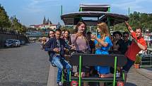 Pivní vozítka v Praze způsobují bouřlivé debaty