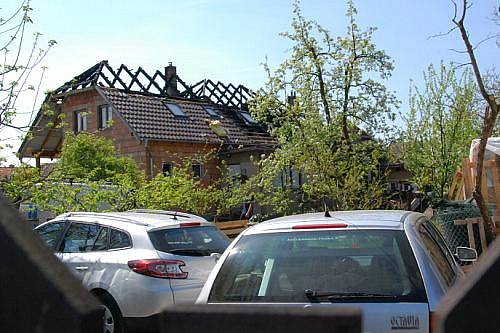 Vysokou škodu, kterou hasiči předběžně vyčíslili na sedm milionů korun, má na svědomí žhář, jenž v noci na pátek 22. dubna podpálil rekonstruovaný dvojdomek ve Zlatníkách na Praze-západ. 