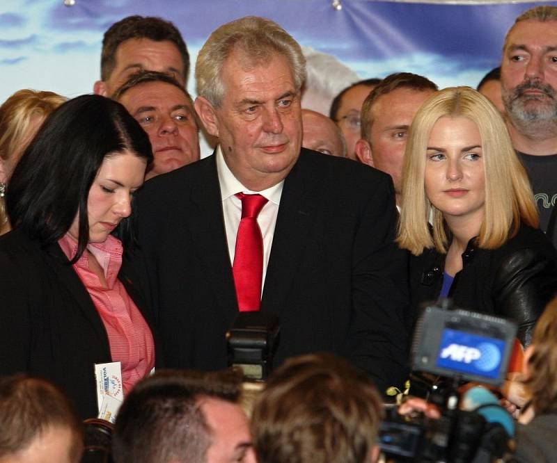 Štáb Miloše Zemana v Top Hotelu Praha při první přímé volbě prezidenta, 2013.