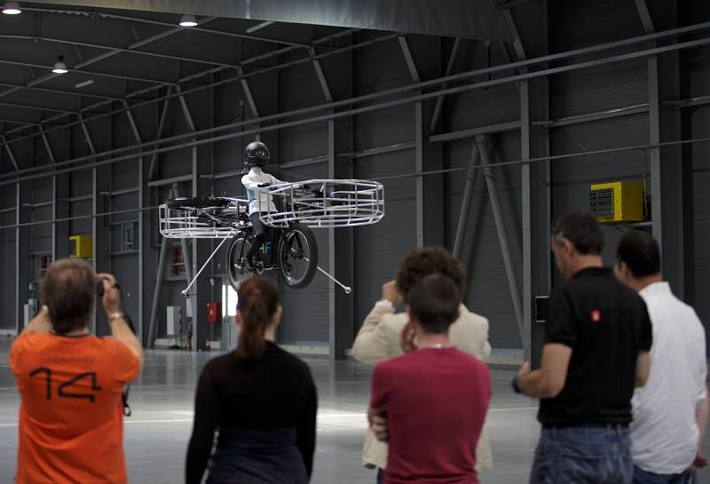 První veřejný let létajícího kola Flying Bike proběhl 12. června v pražských Letňanech. 