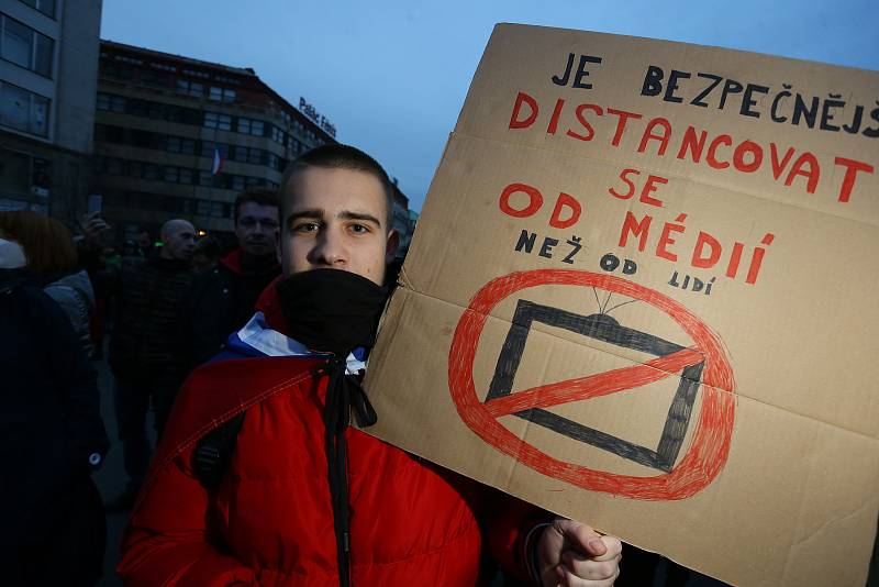 Demonstrace na Václavském náměstí v Praze v úterý 17. listopadu 2020. Po jejím skončení se průvod vydal na Národní třídu.