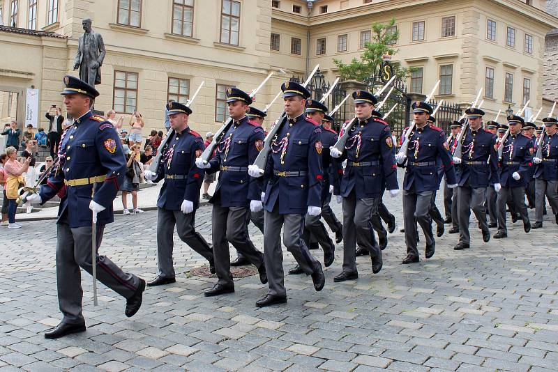 Hradní stráž v dobových uniformách na Pražském hradě.