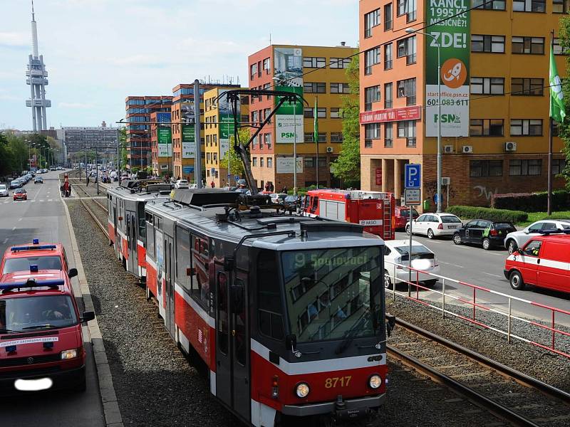 Nehoda vozu a tramvaje.