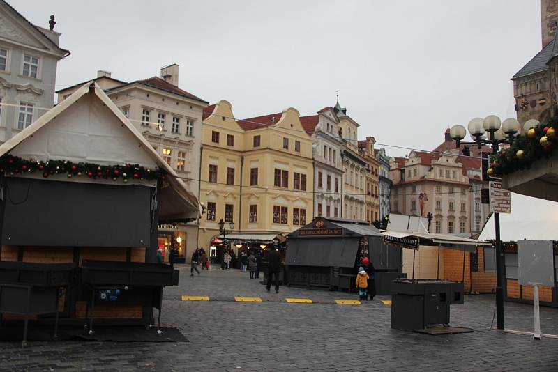 Vánoční strom na Staroměstském náměstí se letos rozsvítil bez jakékoliv slavnosti.