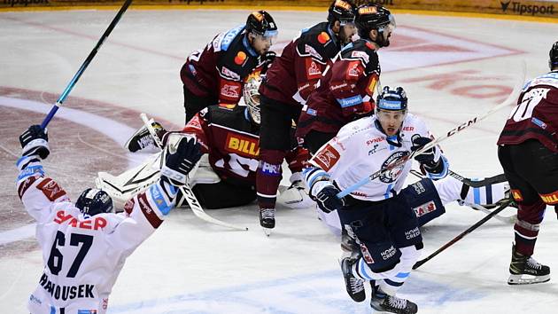 Semifinále play off hokejové Tipsport extraligy - 1. zápas: HC Sparta Praha - Bílí Tygři Liberec, 3. dubna 2021 v Praze. Jaroslav Vlach z Liberce (uprostřed) se raduje z gólu