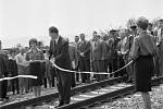 Otevření tratě. Ministr dopravy Alois Indra roku 1961 slavnostně otevřel trať spojující Radotín s Krčí a s Prahou Vršovicemi. Nová železniční trať tvořila 1. etapu přestavby celého pražského uzlu.