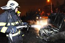 V Kyjích hořela dvě auta.