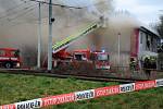 Požár haly v Braníku likvidovaly profesionální i dobrovolné jednotky pražských hasičů.