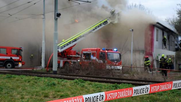 Požár haly v Braníku likvidovaly profesionální i dobrovolné jednotky pražských hasičů.