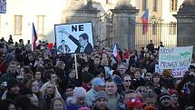 Lidé se chystají na protestní pochod z Hradčanského na Staroměstské náměstí na demonstraci proti Andreji Babišovi (ANO).