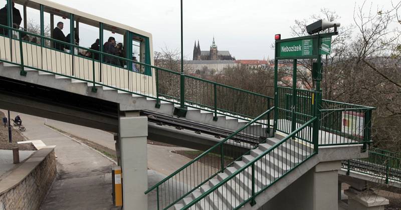 Lanová dráha na pražský Petřín se v pátek 8. dubna 2016 po sedmiměsíční rekonstrukci znovu rozjela. Důvodem zastavení provozu byla rekonstrukce trati, stanic i vozů.