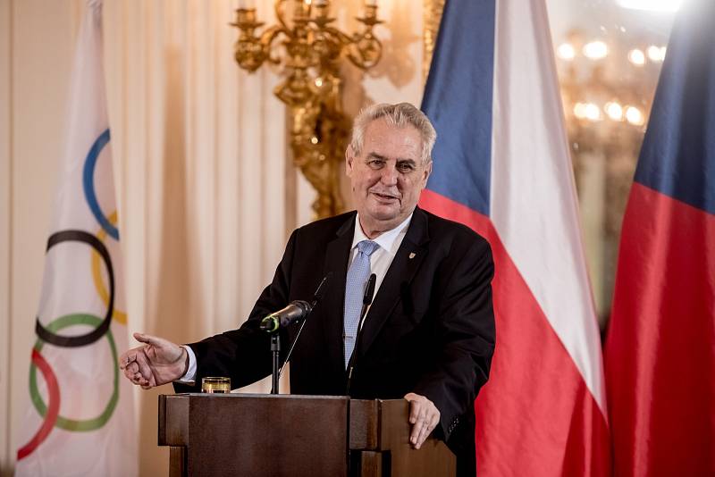 Předseda Českého olympijského výboru Jiří Kejval a prezident Miloš Zeman slavnostně podepsali 25. dubna na Pražském hradě přihlášku na Zimní olympijské hry 2018 v Jižní Koreji.