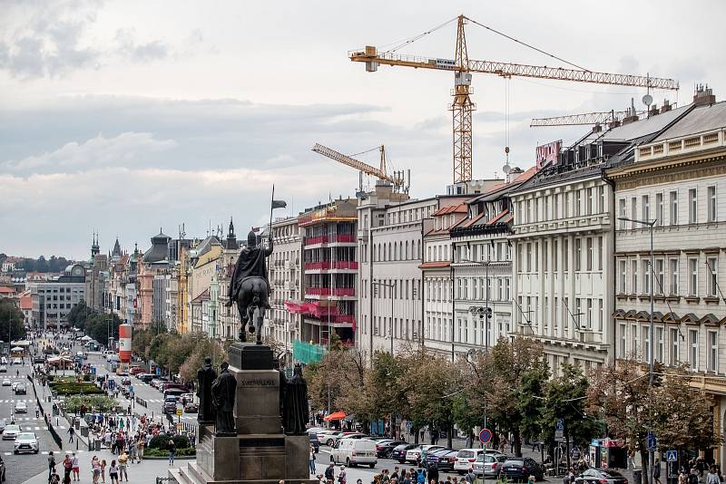 Stavební ruch na pražském Václavském náměstí 5. září 2019 v Praze. Výstavba The Flow Building.