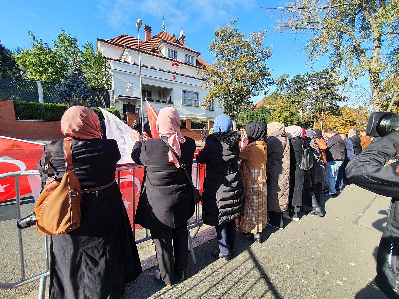 Krajané čekající u turecké ambasády na příjezd prezidenta Recepa Erdogana.