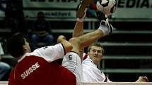 Osmé mistrovství světa v nohejbale probíhá od 21. listopadu v nymburské sportovní hale. Na snímku zápase trojic Švýcarsko-ČR (v bílém).