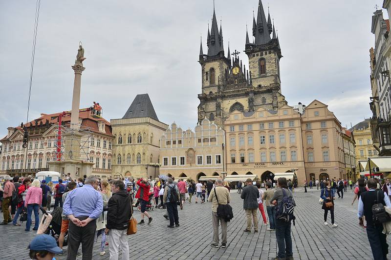 Na Staroměstském náměstí v Praze byla 4. června 2020 vztyčena replika mariánského sloupu ze 17. století.