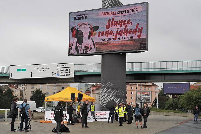 Zemědělci rozdávají u metra Vyšehrad jablka a brambory náhodným kolemjdoucím v rámci protestu proti zemědělské politice.