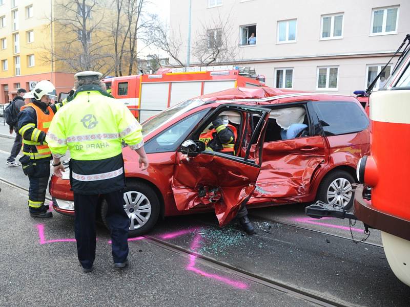 Nehoda tramvaje a osobního automobilu. 