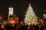 Vánoční strom na Staroměstském náměstí se neplánovaně definitivně rozsvítil v pátek 27. listopadu 2020.