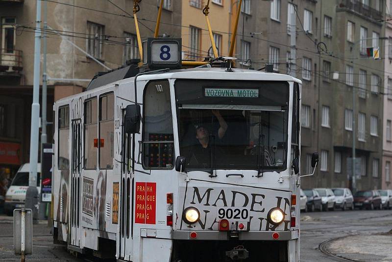 Tramvajová trať v Podbabě.