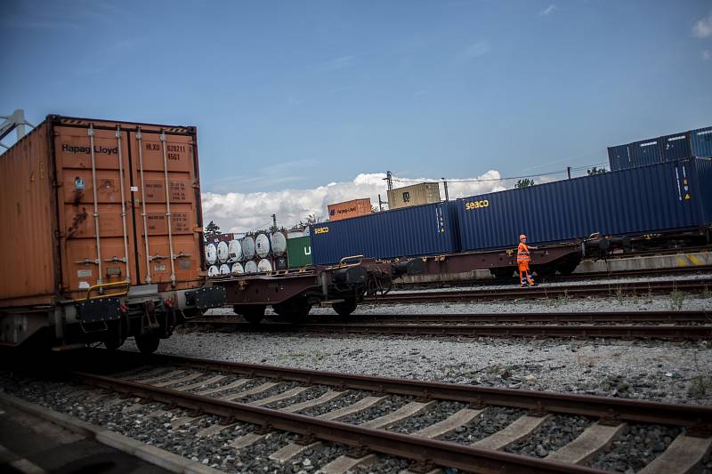Překladiště kontejnerů pro kamionovou a železniční dopravu.