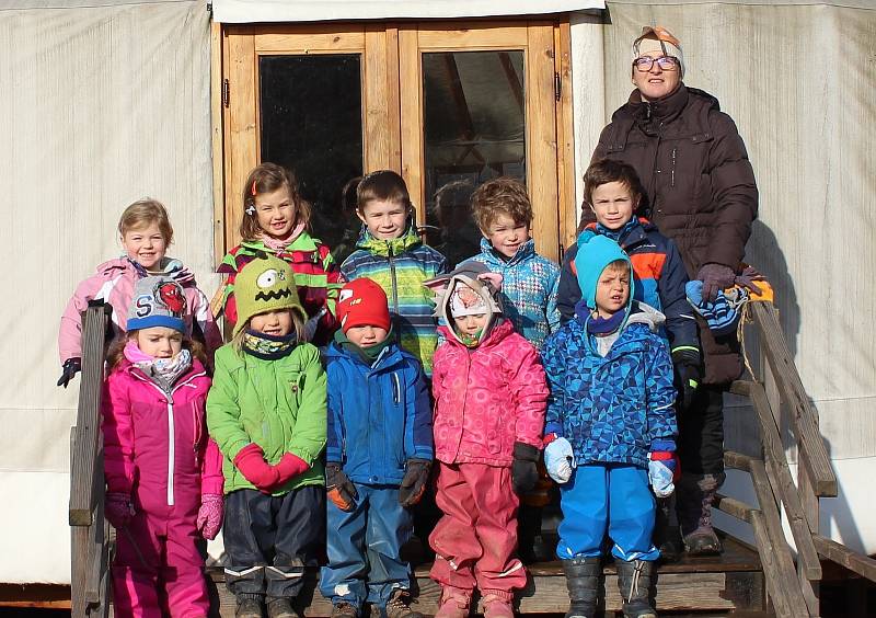 Tablo dětí u jurty s průvodkyní Janou Koubíkovou