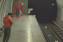 Agresor zaútočil na staršího muže a obtěžoval cestující na stanici metra Hloubětín.