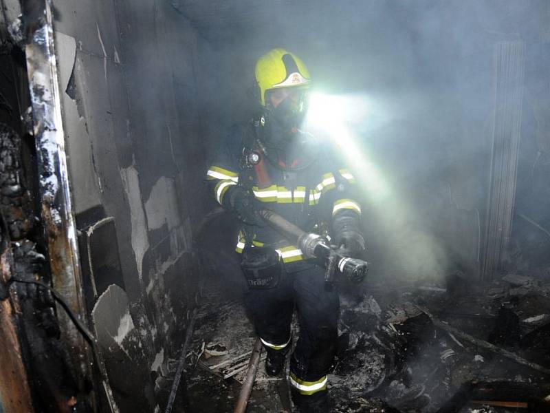 Požár garáže v rodinném domě v Praze nepřežil jeden člověk, dalších 27 muselo dům opustit.