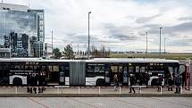 Jednadvacetimetrový kloubový autobus značky Mercedes, který bude ve zkušebním provozu obsluhovat pražské Letiště Václava Havla, byl představen 8. února v Praze. Na linku 119 mezi stanicí metra Nádraží Veleslavín a letištěm bude nasazen od 10. do 19. února