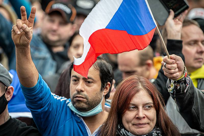 Demonstrace fanoušků v Praze na Staroměstském náměstí se 18. října 2020 po ukončení zvrhla v bitky s policií.