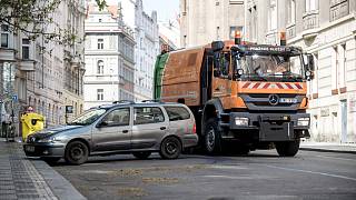 Ulice jsou olemované zákazy zastavení. Rozjel se blokový úklid komunikací -  Pražský deník