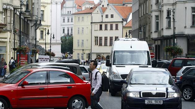Hustý automobilový provoz v Kaprově ulici v Praze.
