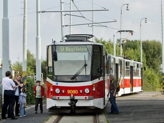 Společnost Ropid, která organizuje dopravu v Praze a okolí, představila ve spolupráci s pražským Dopravním podnikem projekt vlakotramvaje, která by jezdila ve městě po klasických tramvajových kolejích a poté by pokračovala po příměstské železniční trati.