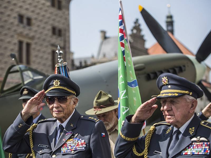 Spitfire ozdobil v pátek pražské Hradčanské náměstí na připomínku 70. výročí návratu československých letců do vlasti. 