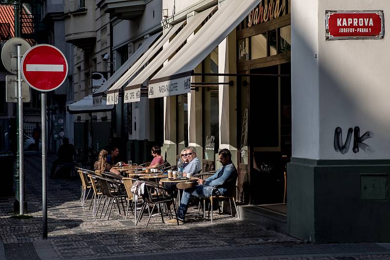 Zahrádky u restaurací v centru Prahy 21. srpna 2019.