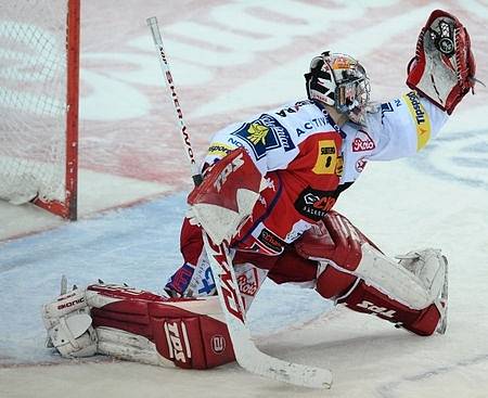 Favoritem finále hokejové extraligy je Slavia, druhý tým základní části, jenž poražil Třinec i Liberec. Zásluhu na tom má i brankář Adam Svoboda.