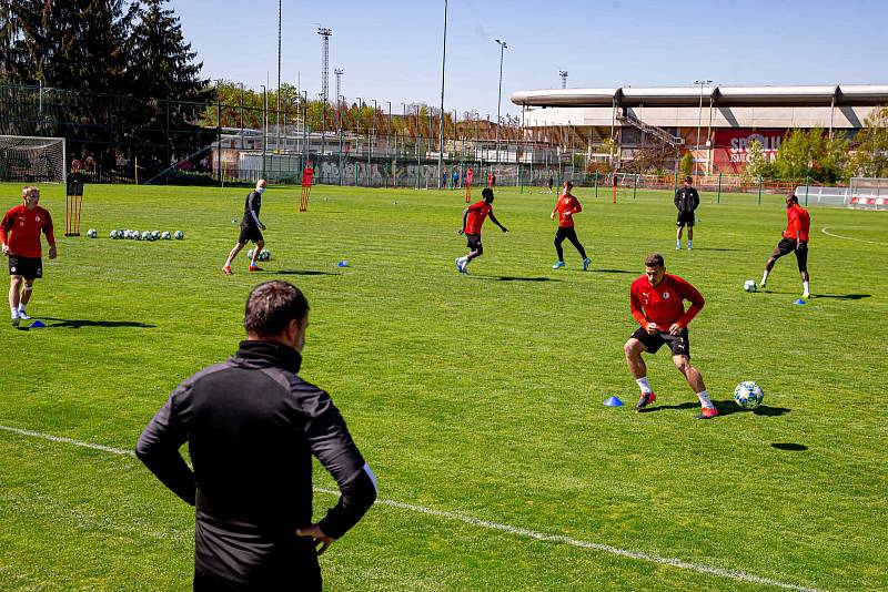 Fotbalisté Slavie Praha poprvé trénovali v nouzovém stavu kvůli epidemii koronaviru.