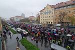 Demonstranti zamířili k České televizi, zablokovali magistrálu