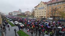 Demonstranti zamířili k České televizi, zablokovali magistrálu