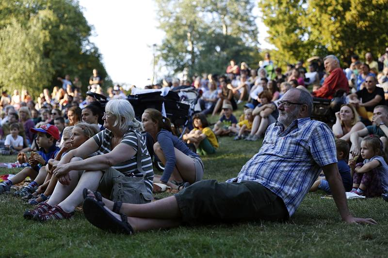 V Praze dne 18.8.2016 proběhlo zahájení festivalu Letní Letná. Zahájeno bylo představením divadla Spektákl