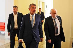 U Městského soudu v Praze začalo hlavní líčení v případu kolem dotace na stavbu areálu Čapí hnízdo, ve kterém čelí obžalobě bývalý premiér Andrej Babiš (uprostřed), 12. září 2022.