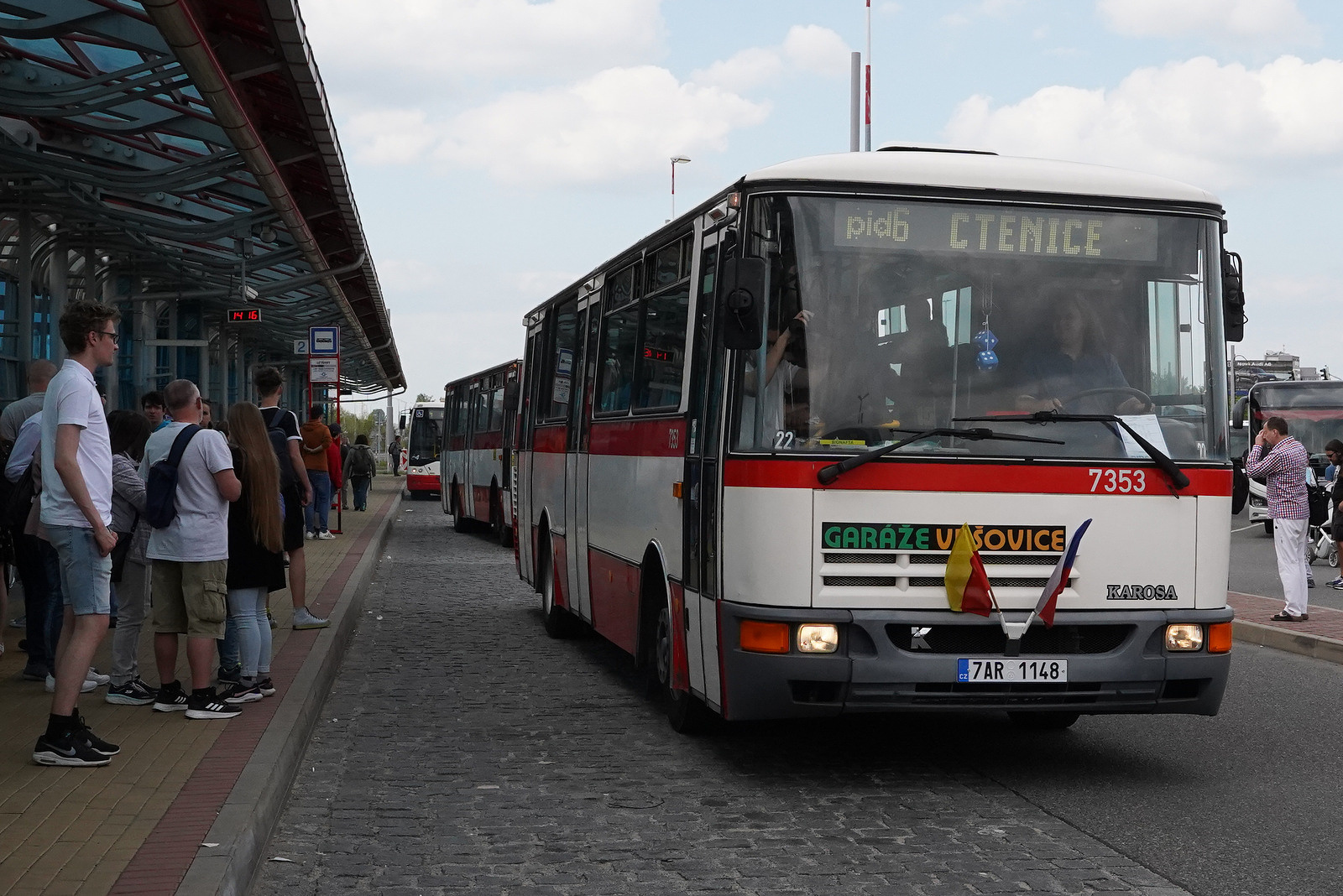 PODÍVEJTE SE: Autobusové veterány se proháněly po metropoli. V rámci osmi  linek - Pražský deník