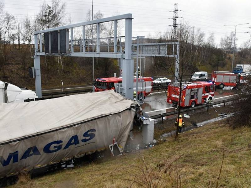 Na Pražském okruhu se srazily kamiony a dodávka.