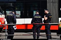 Tramvaj ve Vršovicích srazila chodkyni. Zasahovala policie, záchranka i hasiči.